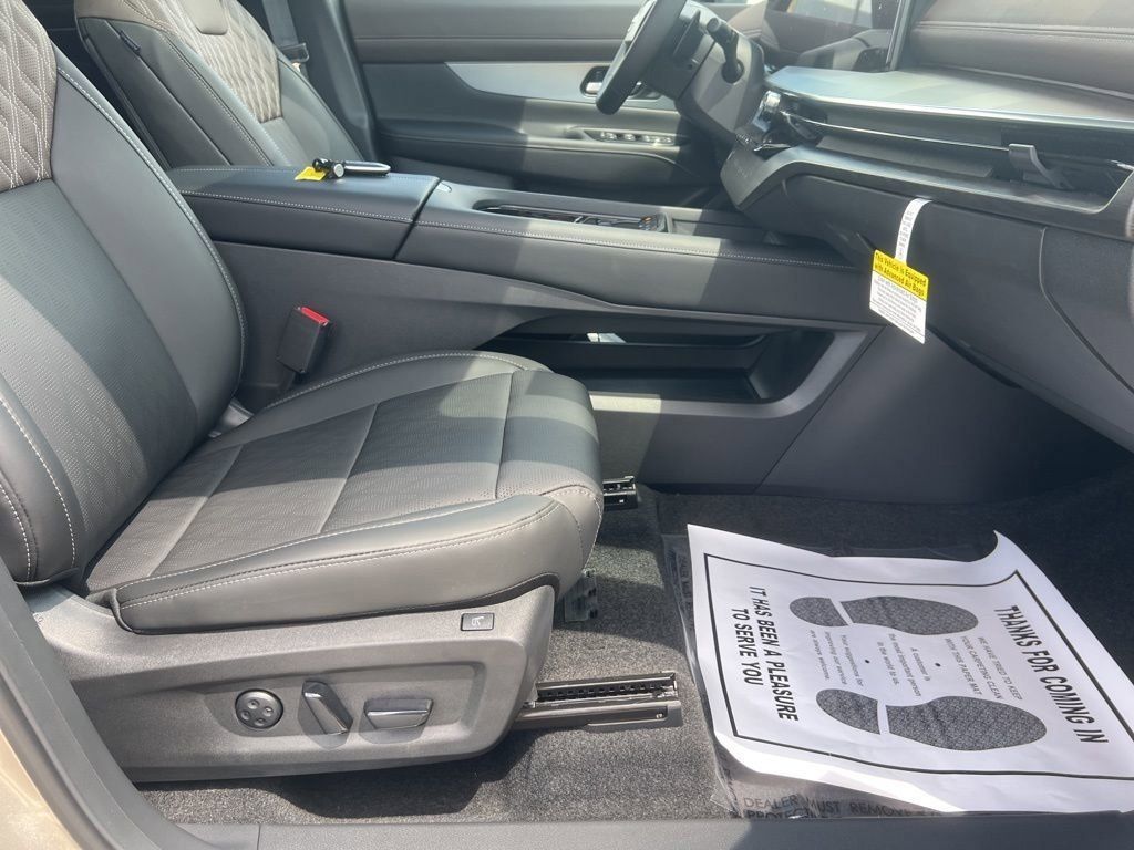 2025 Champagne Silver Metallic Nissan Murano Platinum AWD SUV