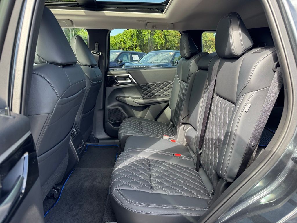 2025 Mitsubishi Outlander PHEV SEL photo 10
