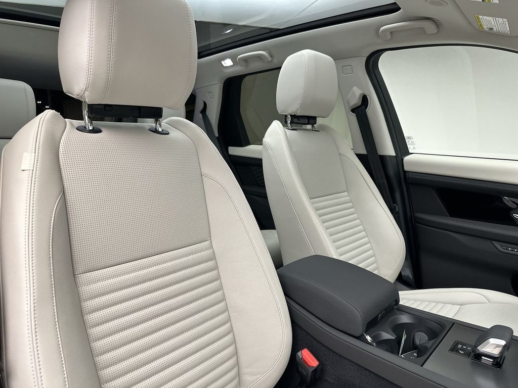 Thumbnail: 2024 Land Rover Discovery Sport - 12
