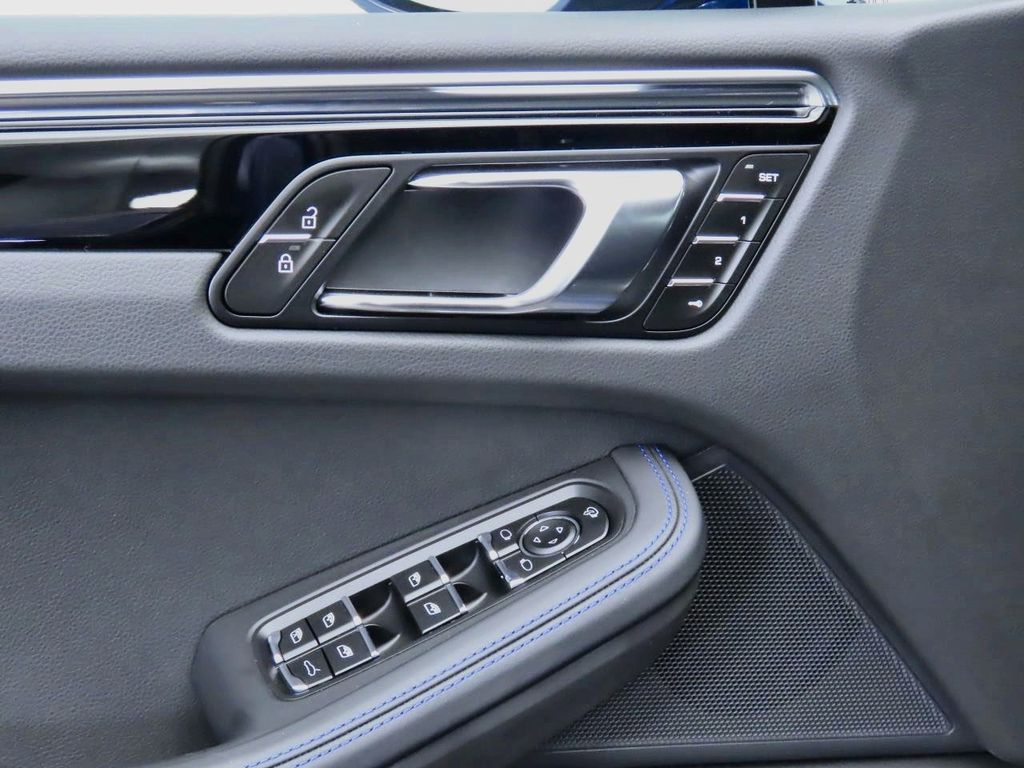 Thumbnail: 2025 Porsche Macan - 25