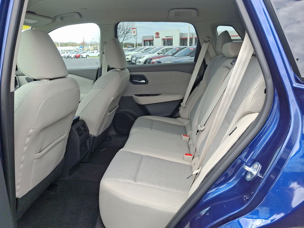 2022 Nissan Rogue SV 10