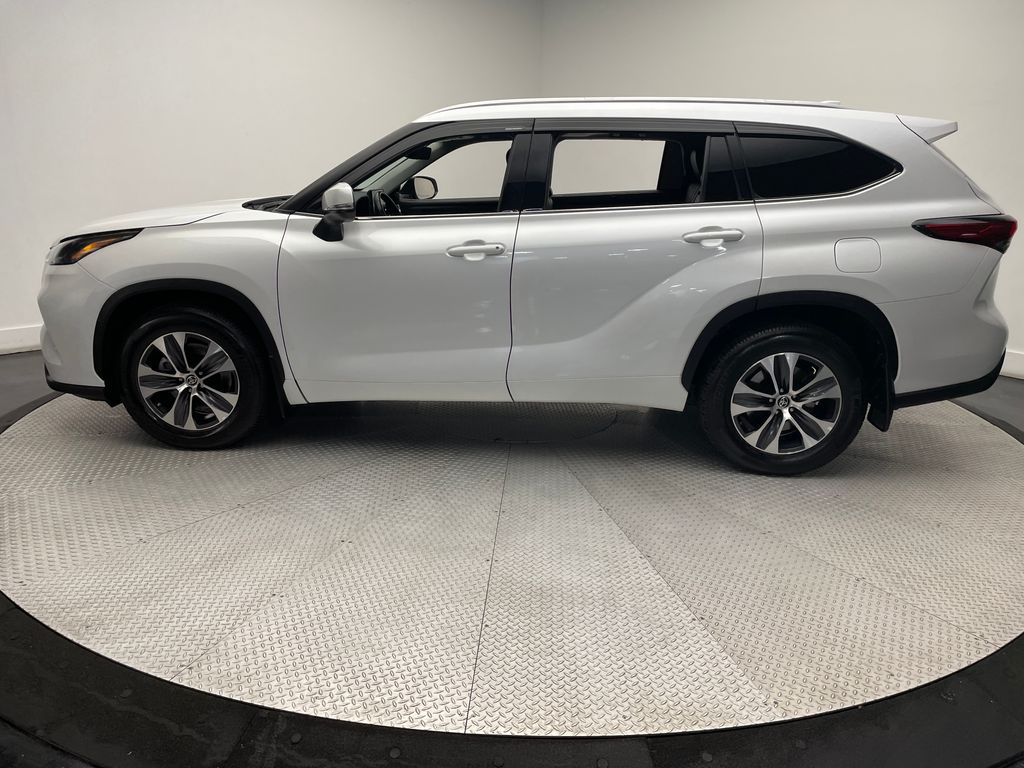 2022 Toyota Highlander XLE 8