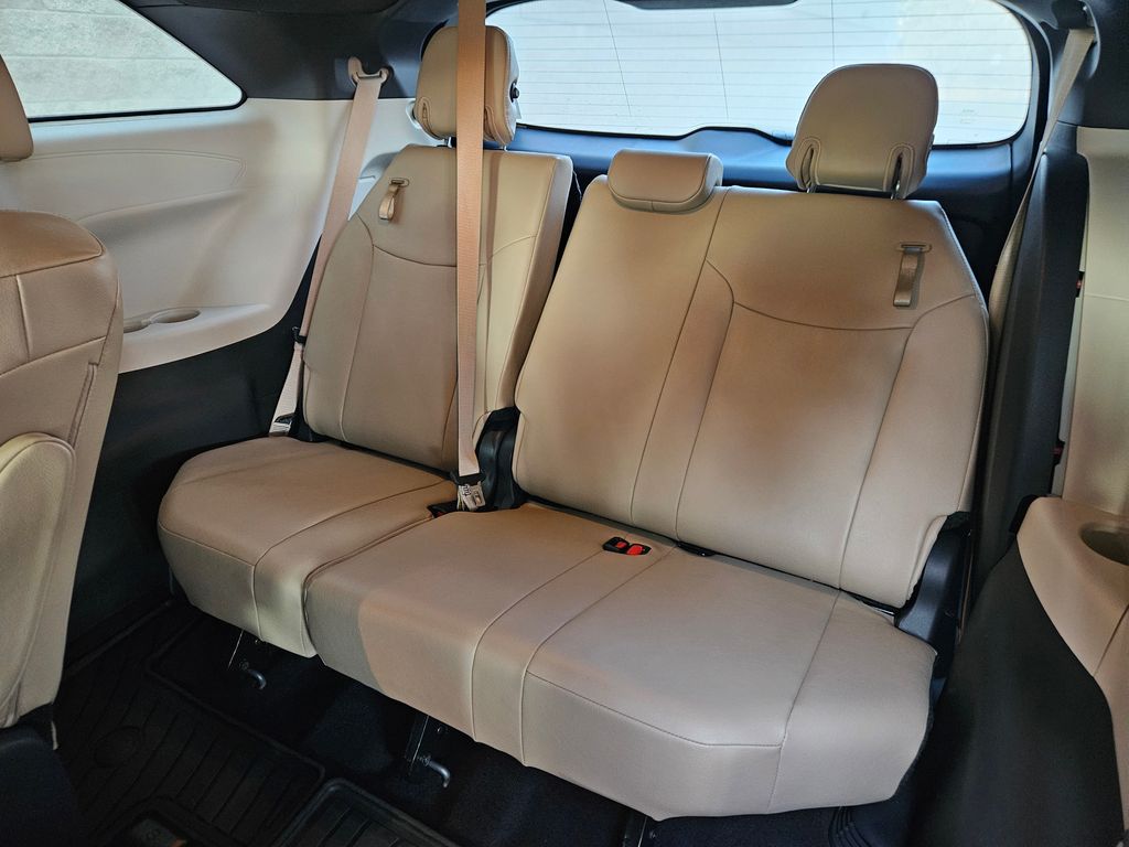 2024 Toyota Sienna XLE 13