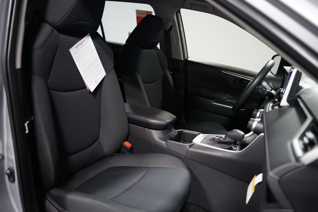 2025 Toyota RAV4 LE 26