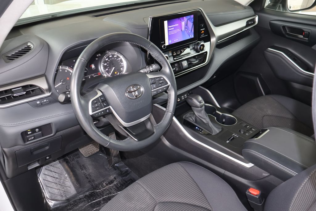2024 Toyota Highlander LE 9