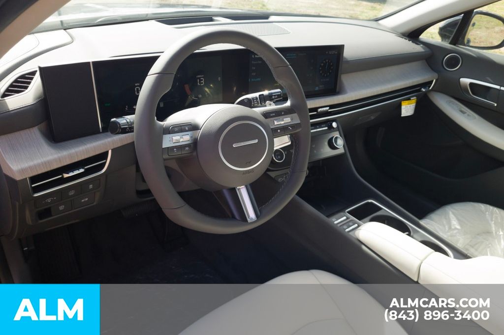 Used 2025 Black Hyundai SEL image 14