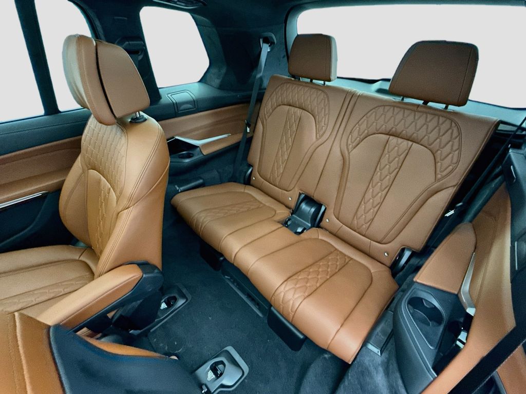 Thumbnail: 2027 BMW X7 - 22