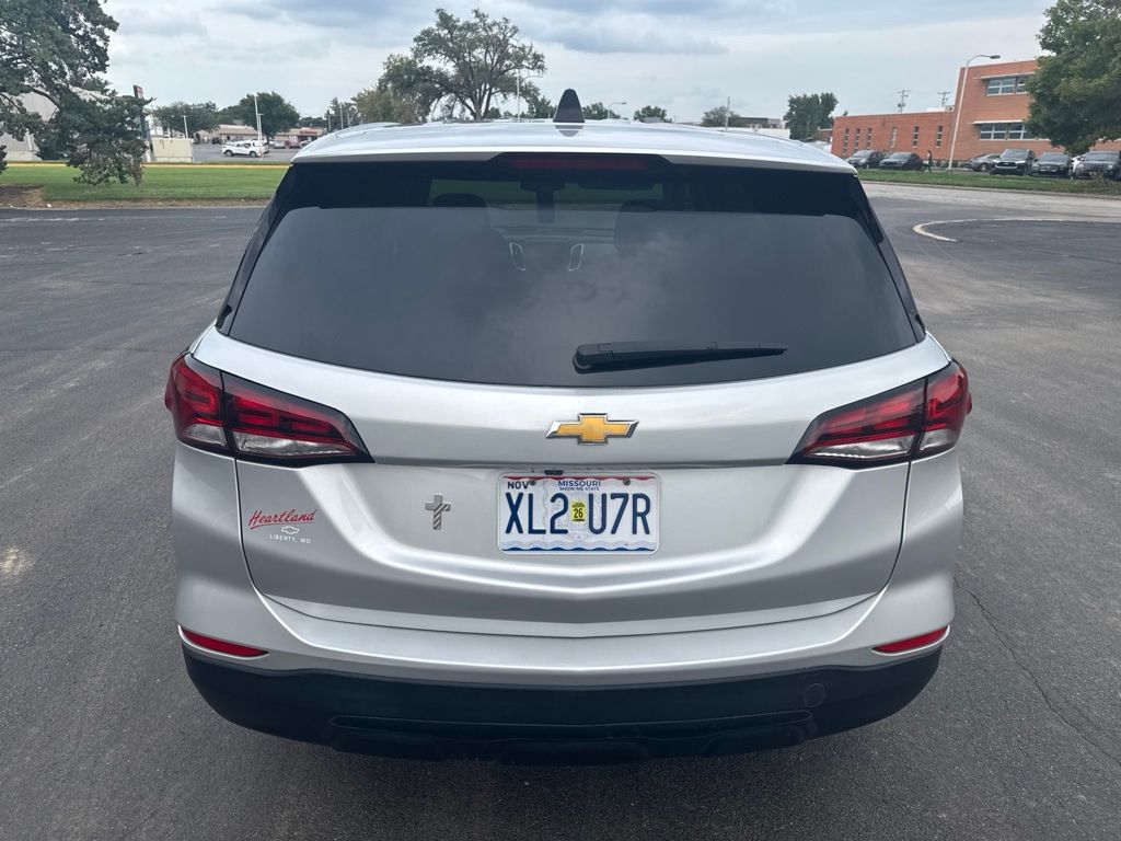 2022 Silver Ice Metallic Chevrolet Equinox LS FWD SUV