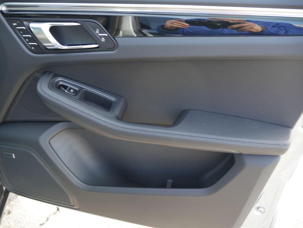 Thumbnail: 2026 Porsche Macan - 27