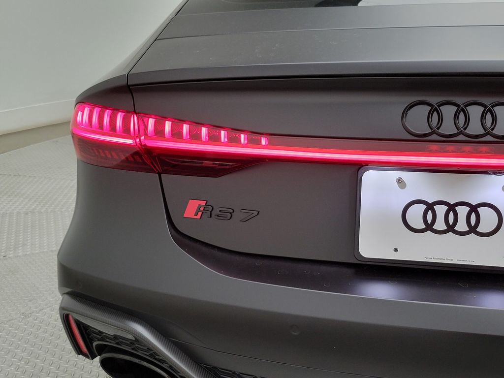 Thumbnail: 2024 Audi RS 7 - 8