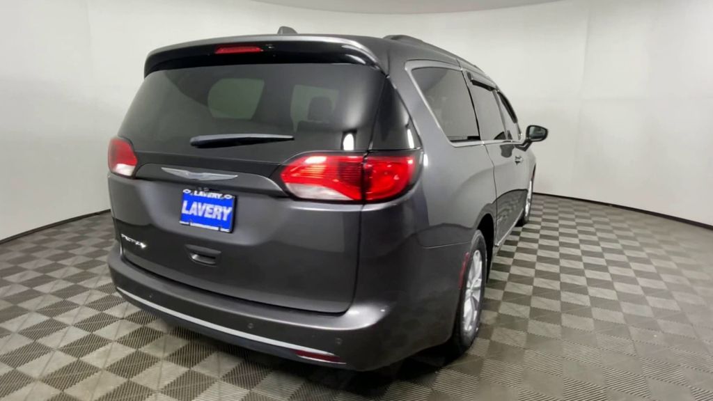 2017 Chrysler Pacifica Touring L 8