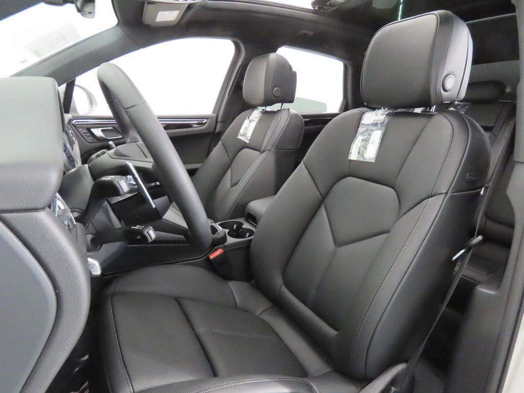 Thumbnail: 2026 Porsche Macan - 5
