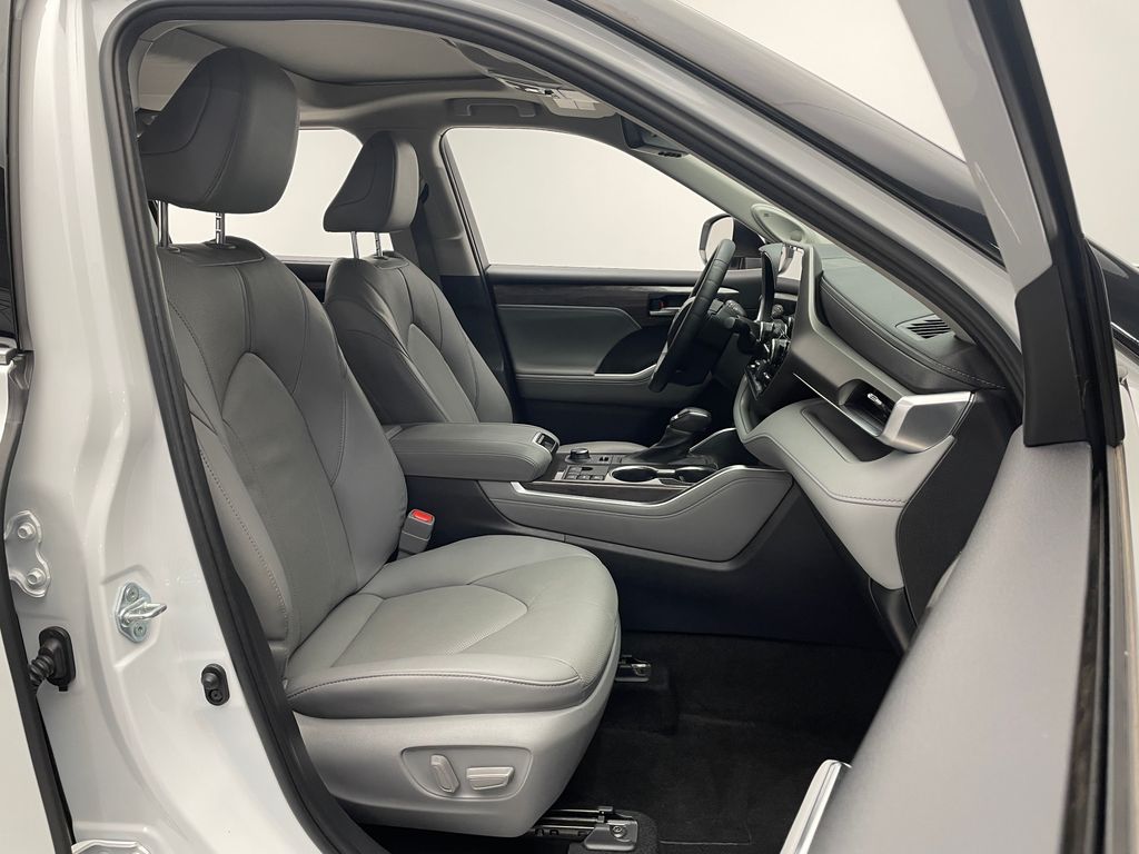 Thumbnail: 2023 Toyota Highlander - 18