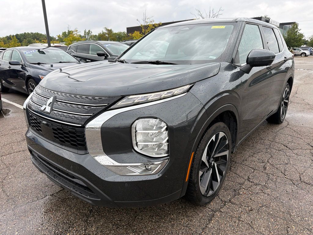 Gray 2024 Mitsubishi Outlander SUV / Crossover Front-Wheel Drive Continuously Variable Transmission