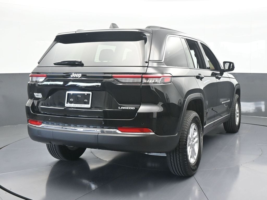 Used 2025 Diamond Black Crystal Pearlcoat Jeep Laredo image 5