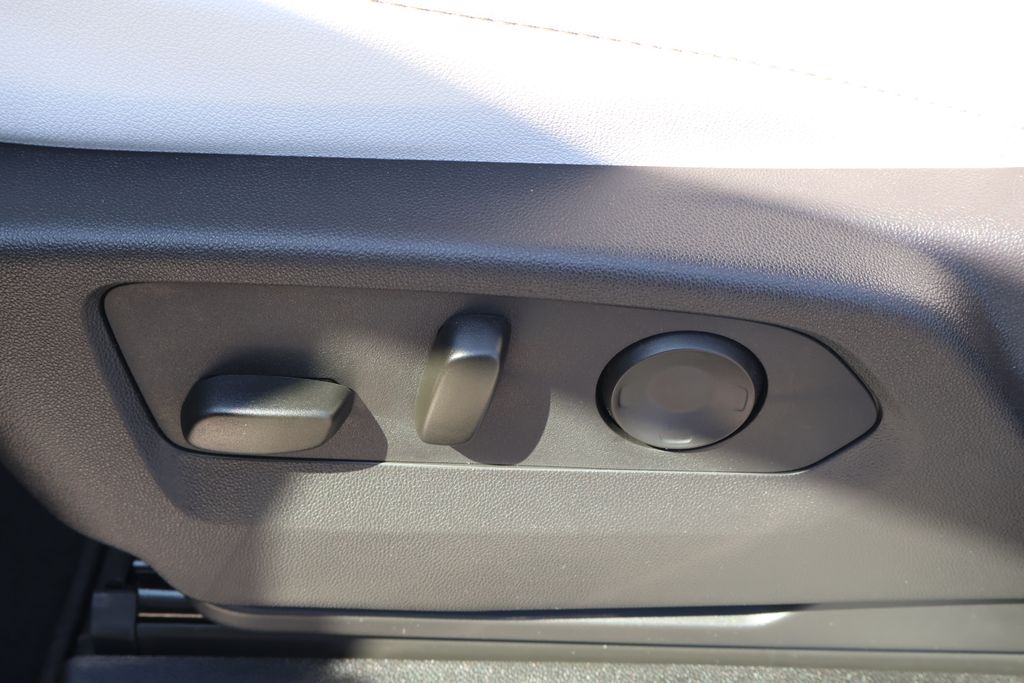 Thumbnail: 2025 Chevrolet Suburban - 18