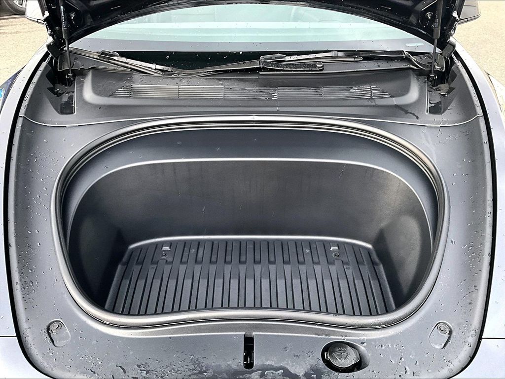 2025 Tesla Model 3 — photo 10