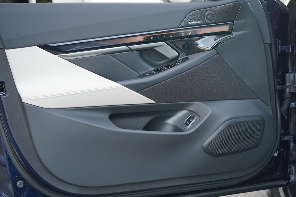 Thumbnail: 2026 BMW i5 - 9