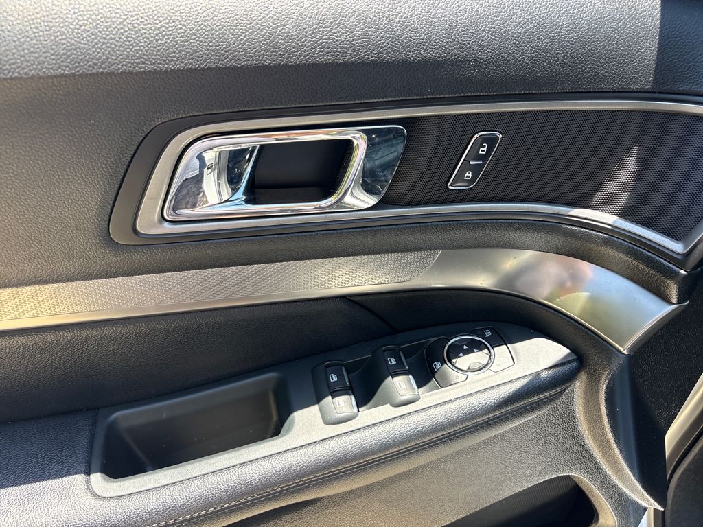Used 2018 Silver Ford XLT image 17