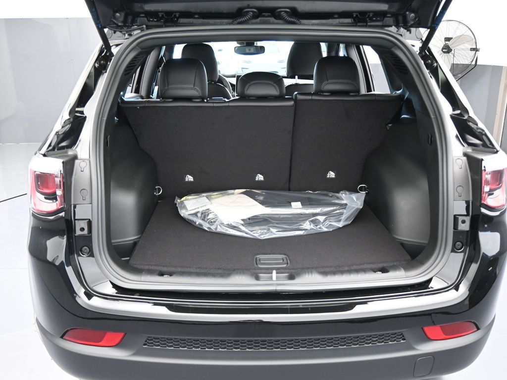 New 2026 Diamond Black Crystal Pearlcoat Jeep Latitude image 36