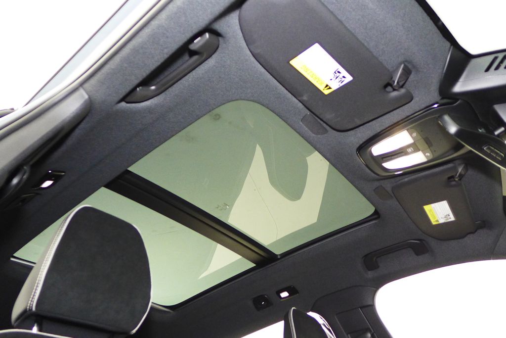 Thumbnail: 2023 Volvo XC40 - 18