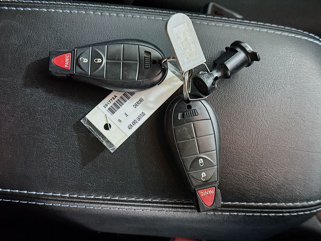 Used 2019 Red Jeep Latitude image 36