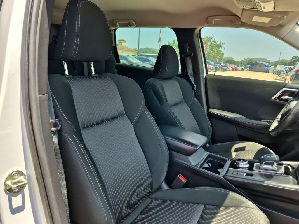 2023 Mitsubishi Outlander ES White at Toyota of Victoria