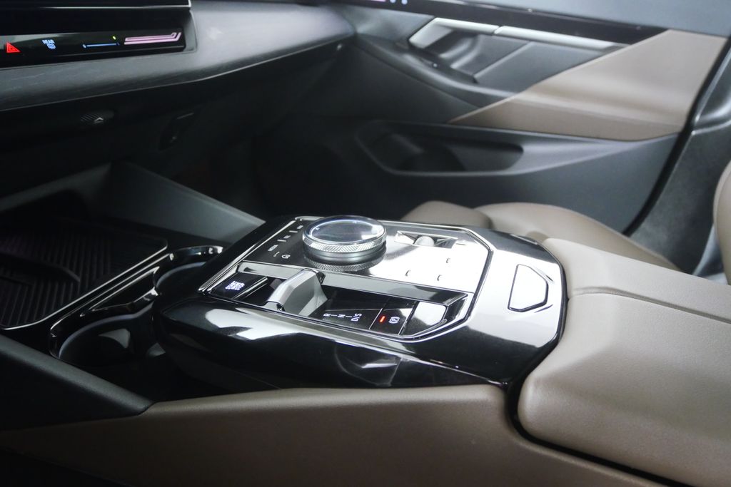 Thumbnail: 2024 BMW 5 Series - 23