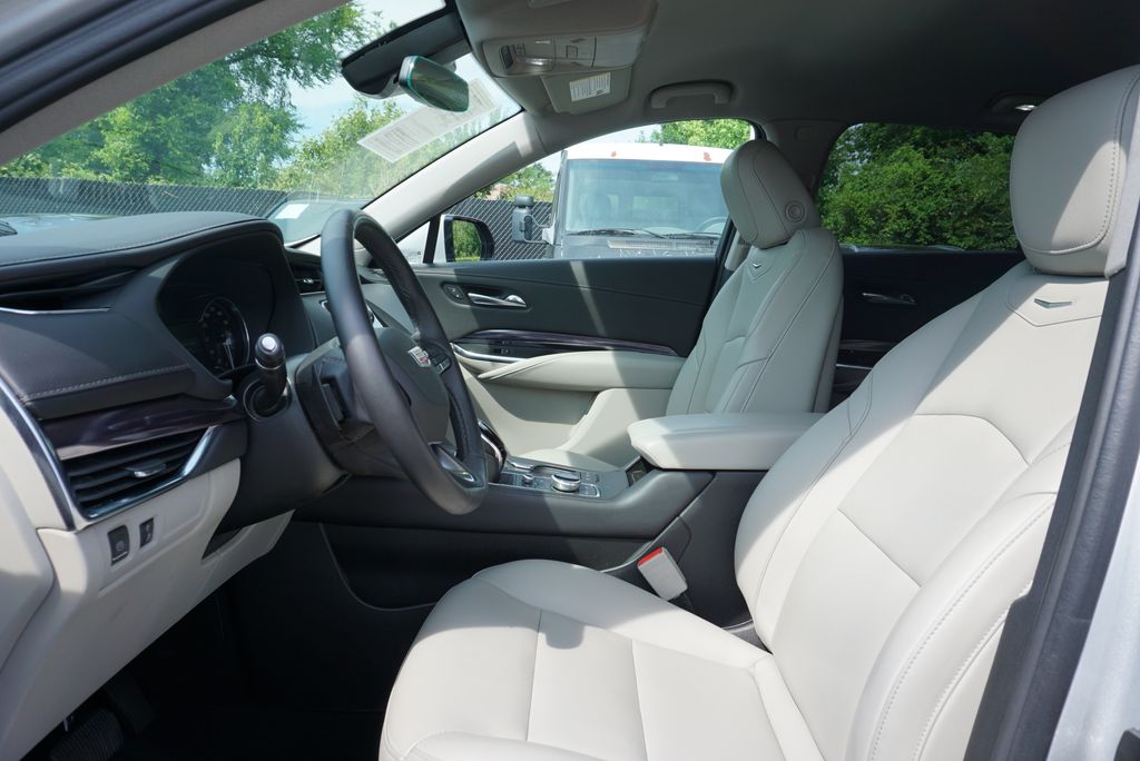 Thumbnail: 2022 Cadillac XT4 - 21