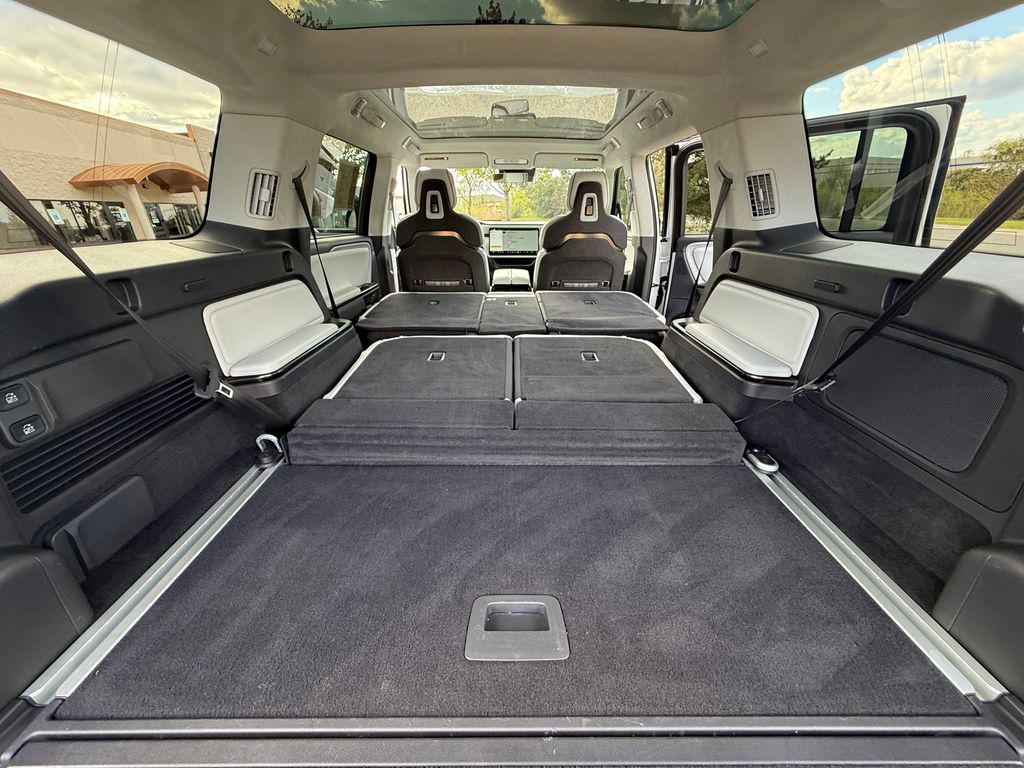 Rivian R1S