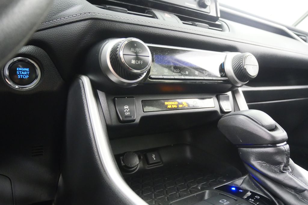 Thumbnail: 2020 Toyota RAV4 - 25