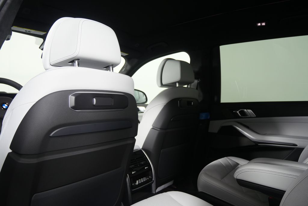Thumbnail: 2027 BMW X7 - 18