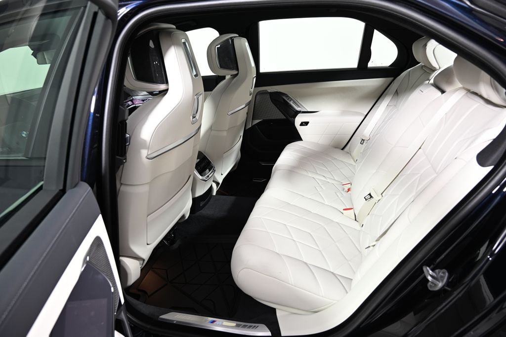 Thumbnail: 2026 BMW 7 Series - 24