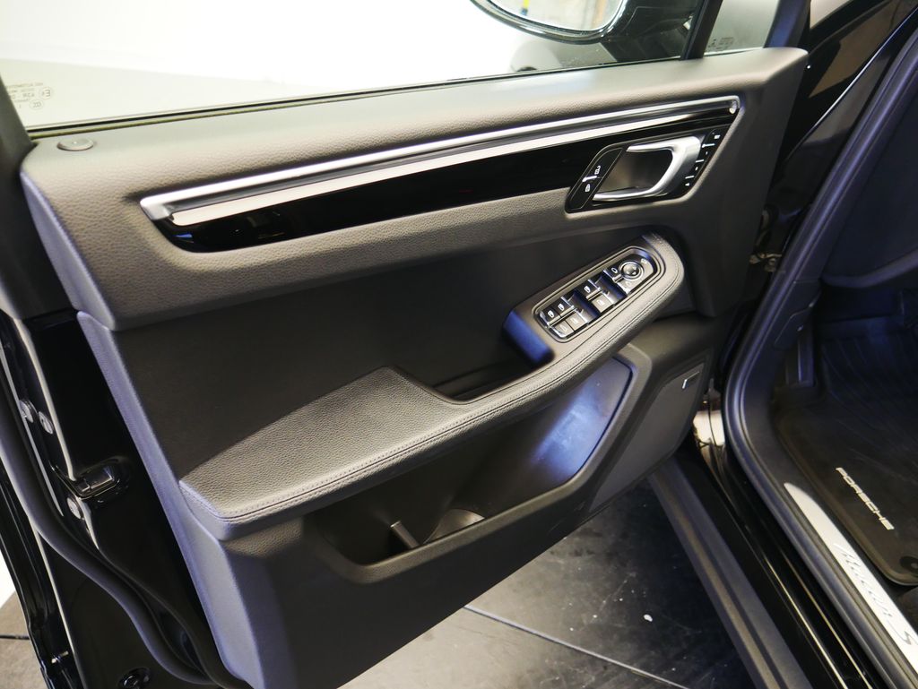 Thumbnail: 2022 Porsche Macan - 4