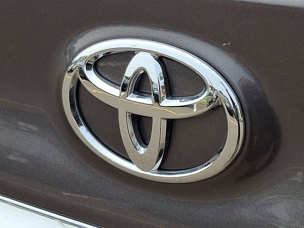 2015 Toyota Camry XLE 30