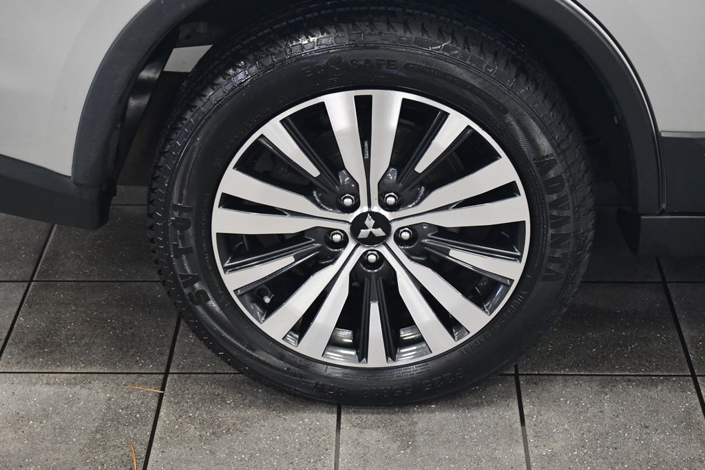 Thumbnail: 2019 Mitsubishi Outlander - 12