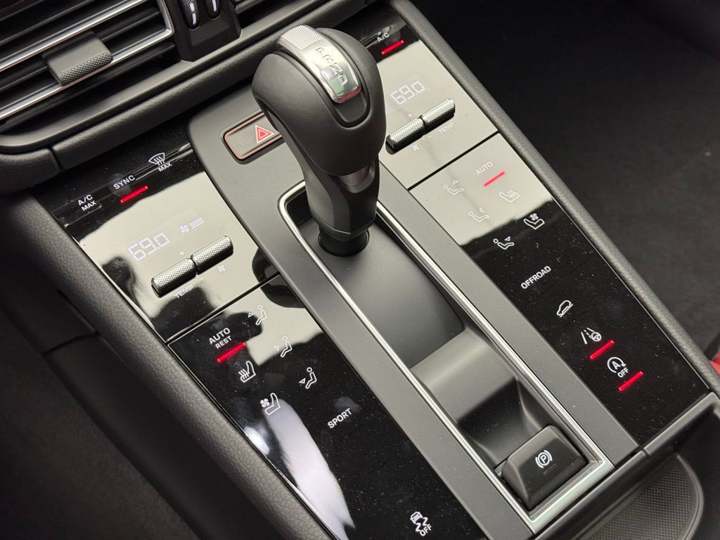Thumbnail: 2025 Porsche Macan - 15