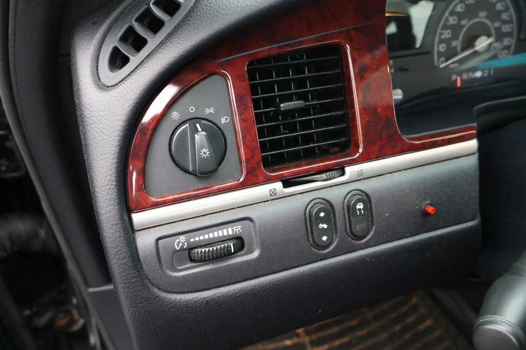 Thumbnail: 2004 Lincoln Town Car - 15