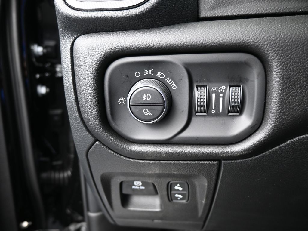 New 2026 Diamond Black Crystal Pearlcoat Ram RHO image 29