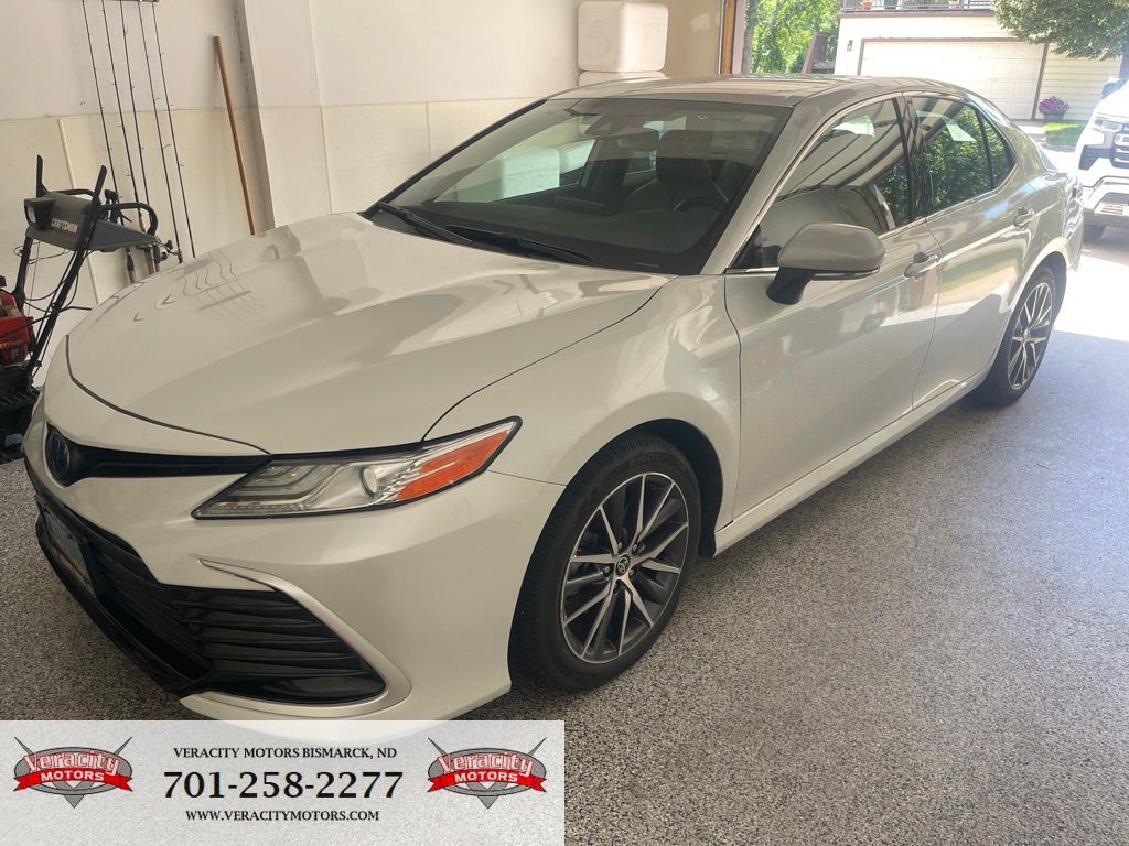 Pearl 2022 Toyota Camry Hybrid Sedan Front-Wheel Drive Continuously Variable Transmission