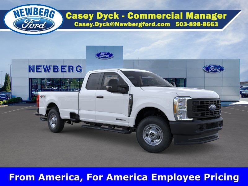 Oxford White 2025 Ford F-250 Super Duty Pickup Truck Four-Wheel Drive Automatic