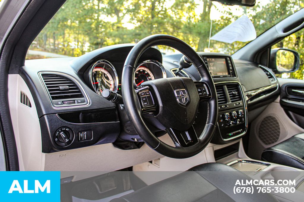 Used 2017 Silver Dodge SXT image 21