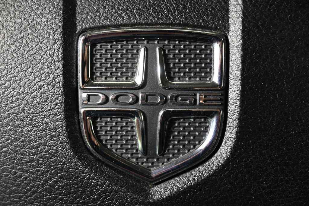 Used 2017 White Dodge SXT image 34