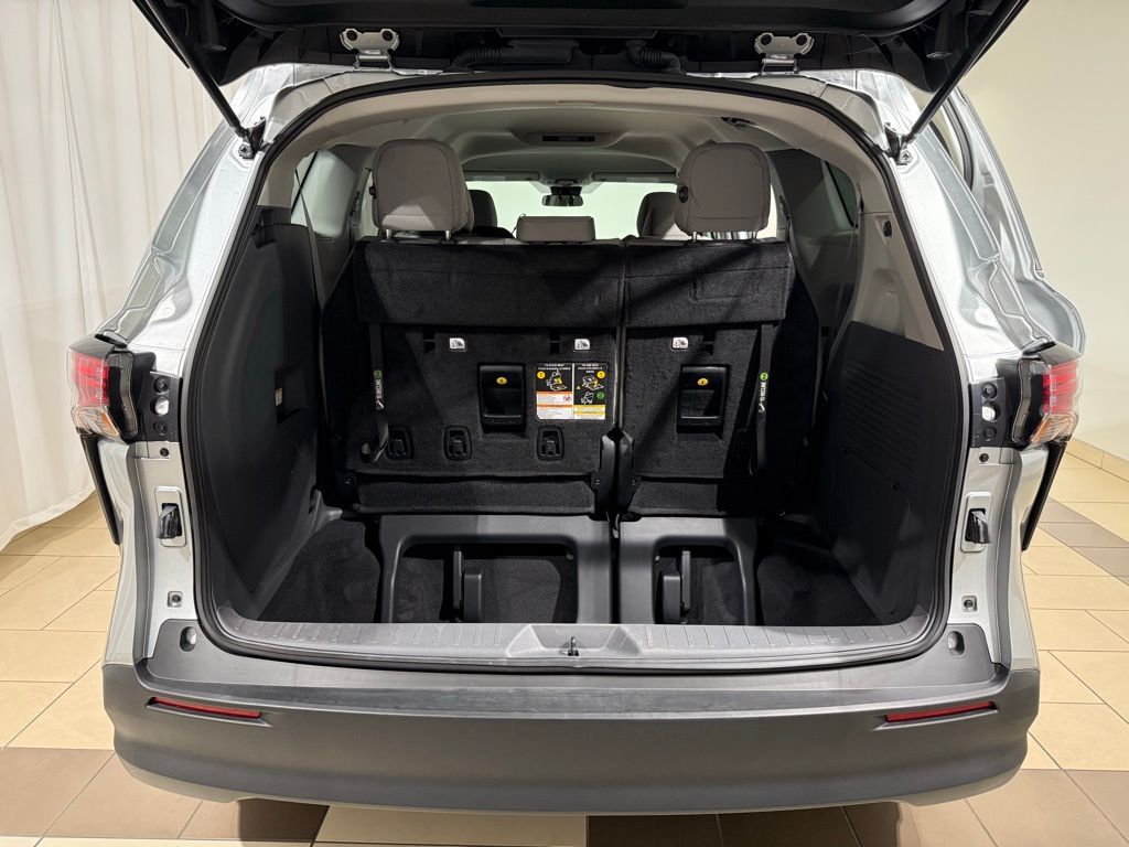 Thumbnail: 2022 Toyota Sienna - 11