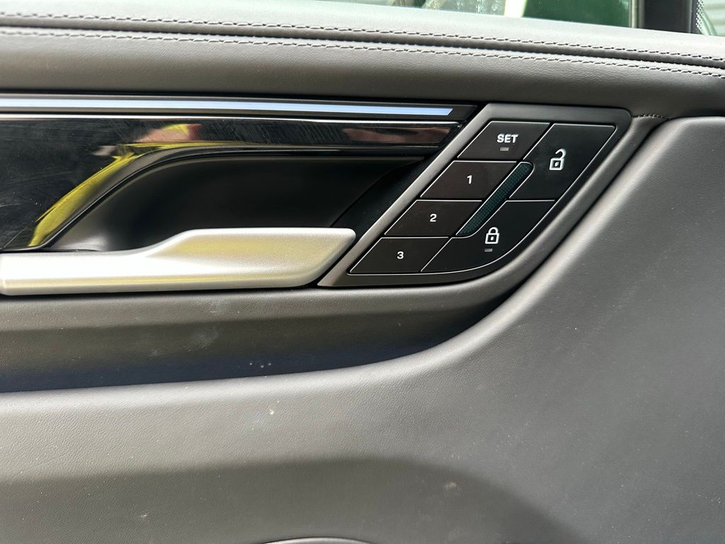 Thumbnail: 2025 Porsche Macan - 21