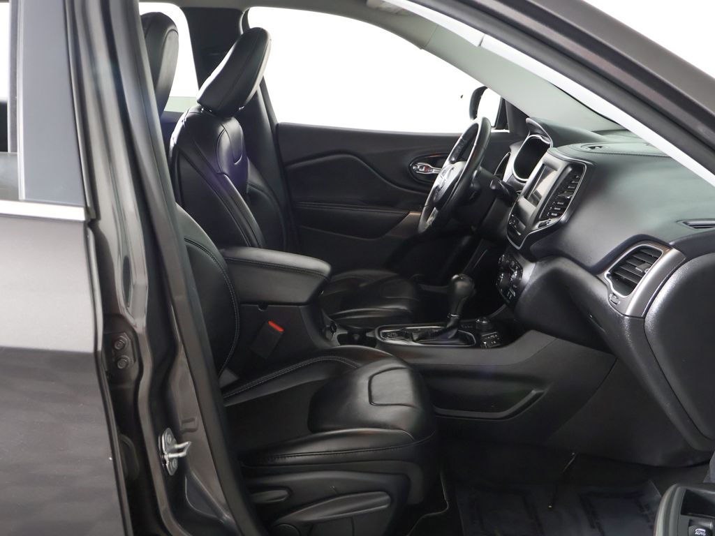 Used 2019 Gray Jeep Latitude Plus image 23