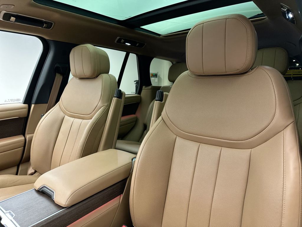 2023 Land Rover Range Rover SE 20