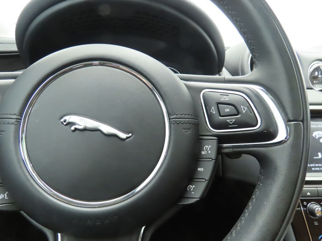 Thumbnail: 2019 Jaguar XJ - 12