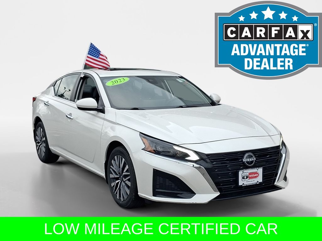 Pearl White 2023 Nissan Altima Sedan All-Wheel Drive Continuously Variable Transmission