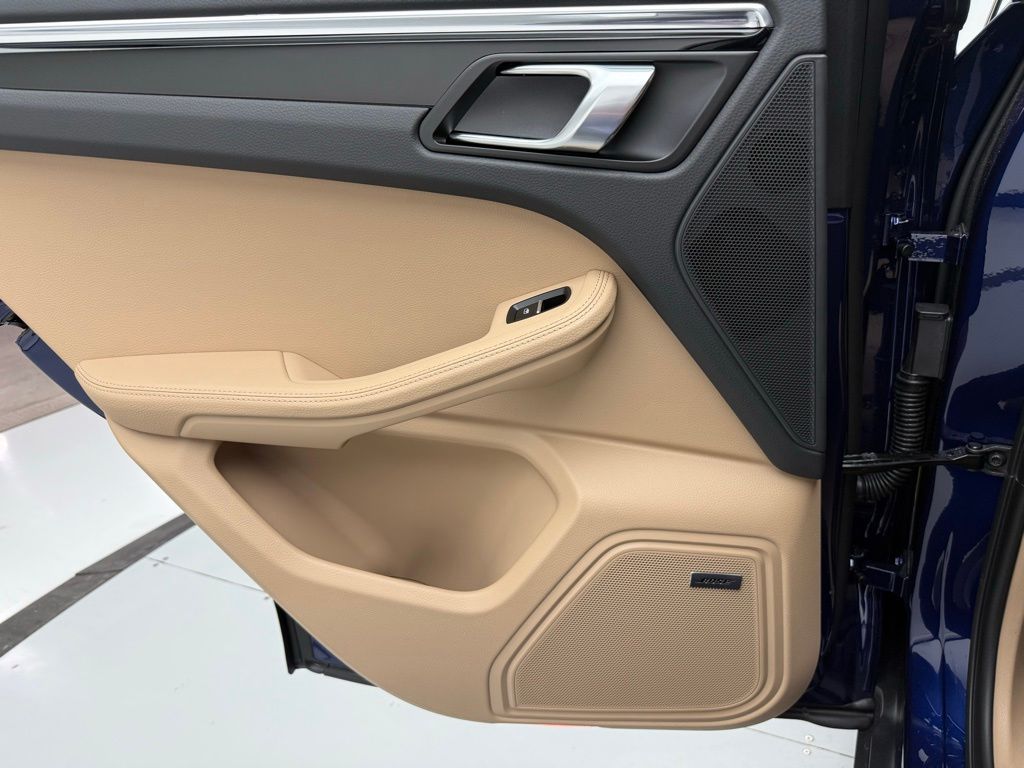 Thumbnail: 2026 Porsche Macan - 26
